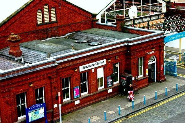 llandudno Railway Station 2000s before rebuilding
