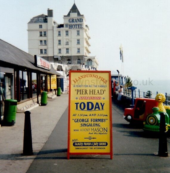 LLANDUDNO PIER LEISURE ISLAND ARCADE 1990S

