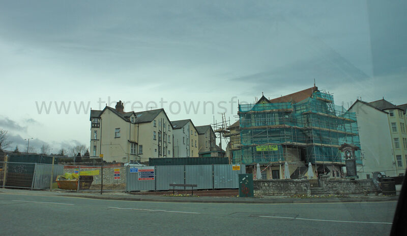 Colwyn_Bay_Prom_Flats_March_2007
