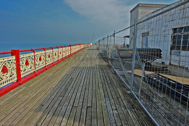 COLWYN BAY PIER 2007
Freshly painted railings do not disguise the deteriorating overall state of the pier at this time
