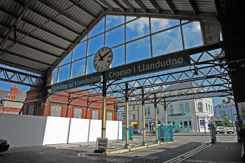RAILWAY STATION, LLANDUDNO - ORIGINAL ENTRANCE 2009
Now enclosed and in use as the Booking Office/Waiting Area
