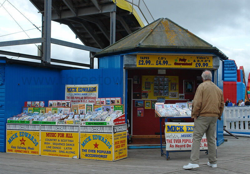 MICK EDWARDS 'THE MUSIC MAN' LLANDUDNO PIER 2009
