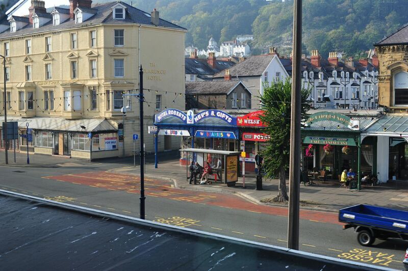 NIGEL ROBERTS NEWSAGENTS, GLODDAETH STREET, LLANDUDNO 2010
