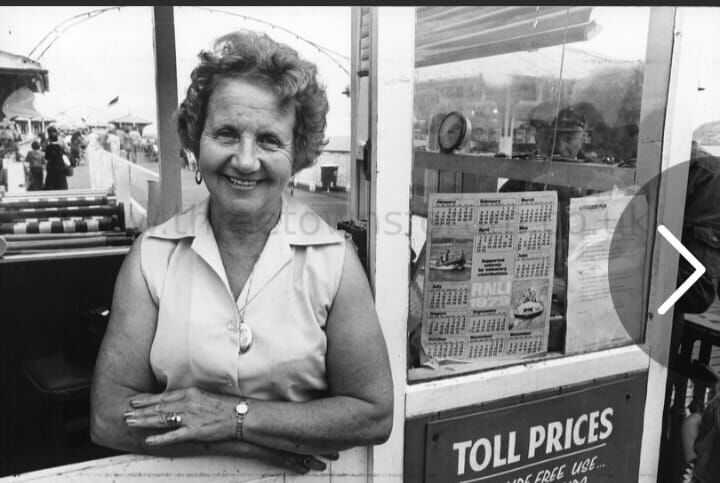 LLANDUDNO_PIER_TOLL_BOOTH_1979.jpg