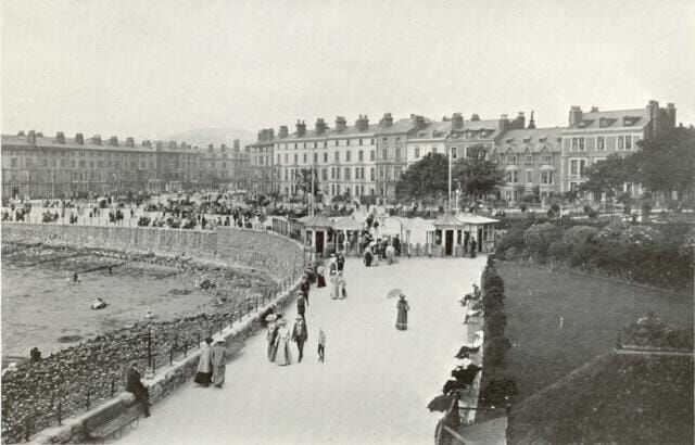 LLANDUDNO_PIER_ENTRANCE_1900S.jpg