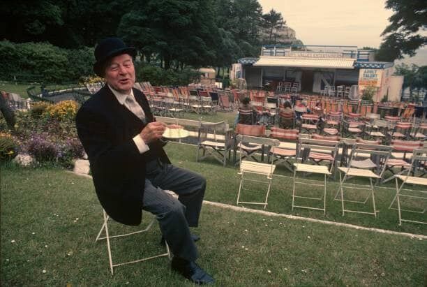 ALEX_MUNRO_HAPPY_VALLEY_THEATRE_1980S.jpg