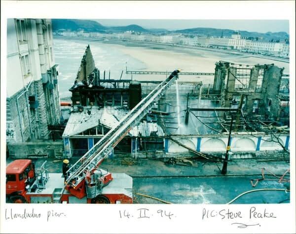 LLANDUDNO_PIER_PAVILION_FIRE_1994.jpg